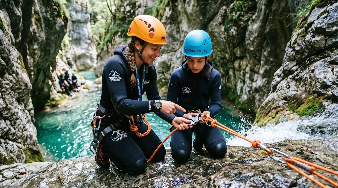 Moniteur de canyoning briefant un groupe de participants au bord d'une vasque turquoise, illustrant l'encadrement professionnel et la dimension humaine de l'activité.